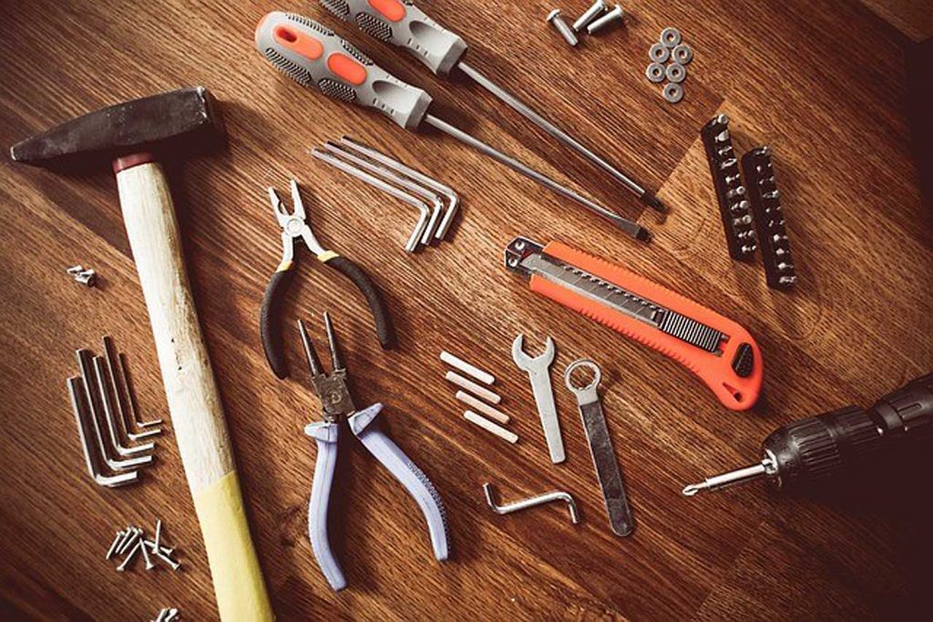 Welche Werkzeuge benötige ich, um eine Garage in meinem Hinterhof zu bauen?